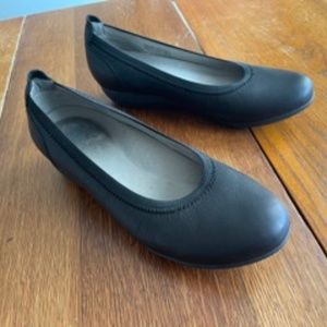Dansko Kristen Flats Size 39 (8 US)